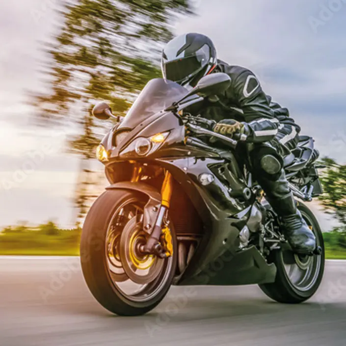 Motorradfahrer auf der Straße