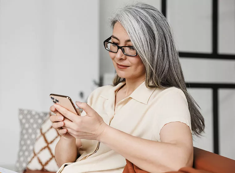 Frau hält ein Smartphone in ihrer Händen
