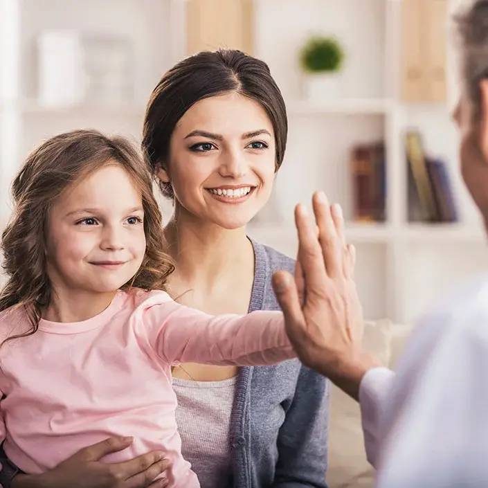 Hörgeräteberatung mit Mutter und Kind