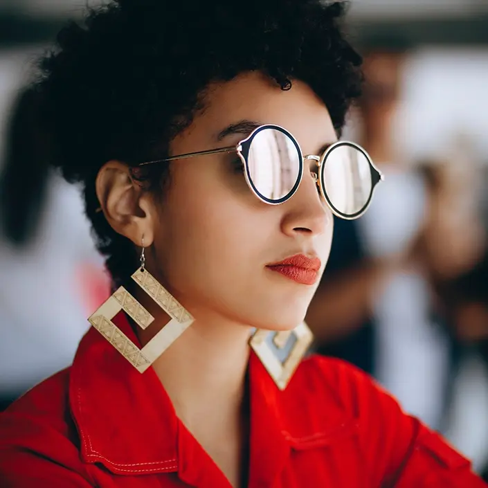 Junge Frau mit stylischer Brille