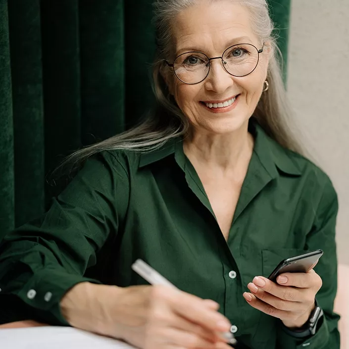 Frau mittleren Alters mit einer Gleitsichtbrille