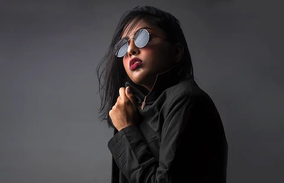 Frau mit Hörgerät in der Hand