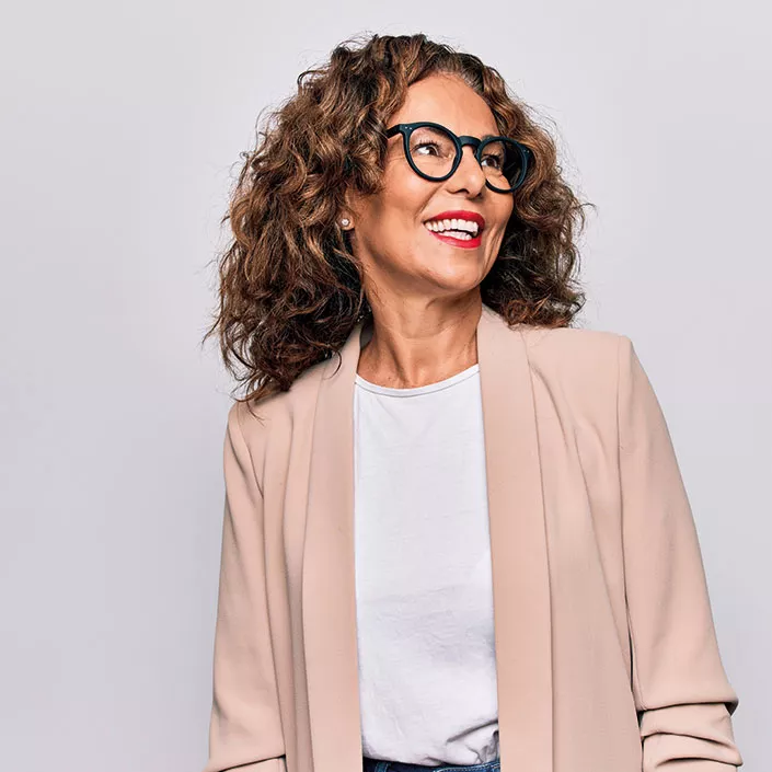 Glückliche Frau mittleren Alters