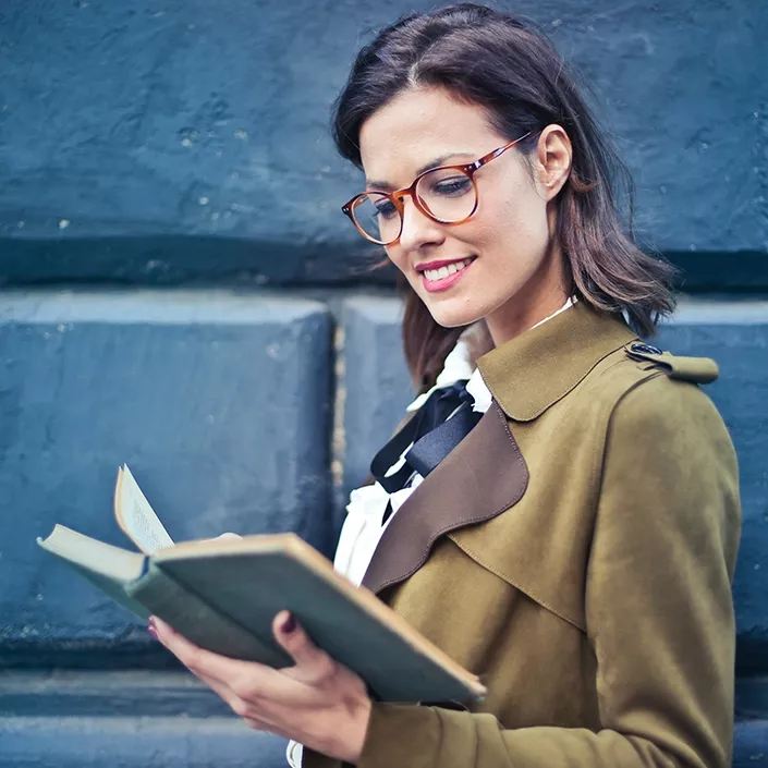 Frau mit Brille und Buch