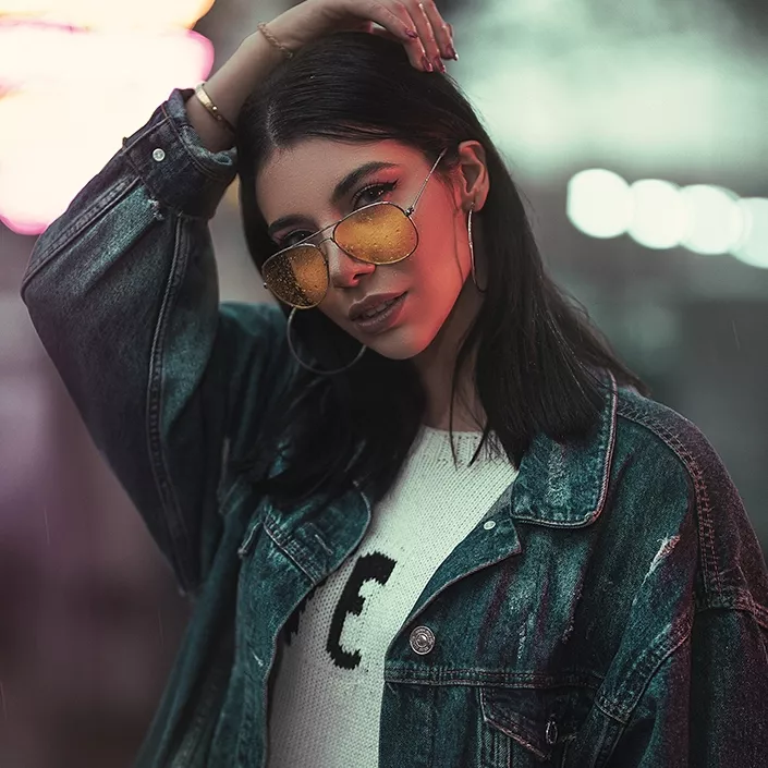 Frau mit moderner Brille