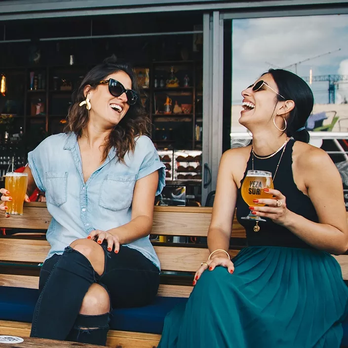 Zwei Frauen mit Sonnenbrillen