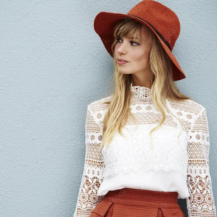 Junge Frau mit Hut und Kontaktlinsen